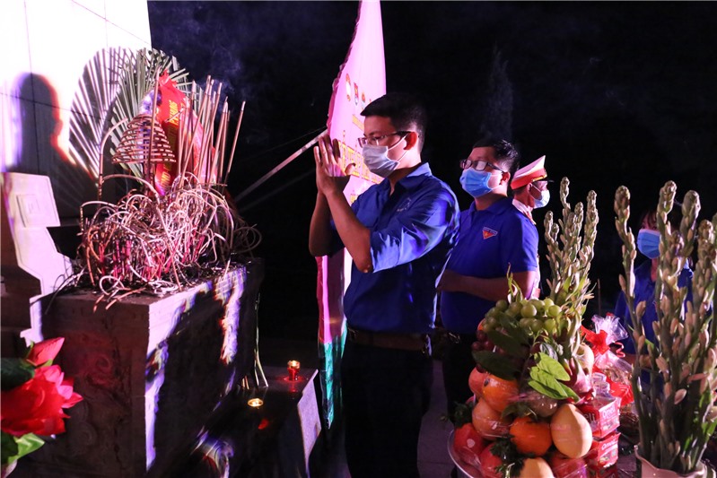 Lễ dâng hương và Thắp nến tri ân các anh hùng liệt sỹ tại nghĩa trang phường Việt Hưng