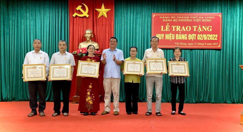 Đảng bộ phường Việt Hưng tổ chức Lễ trao tặng Huy hiệu Đảng đợt 2.9