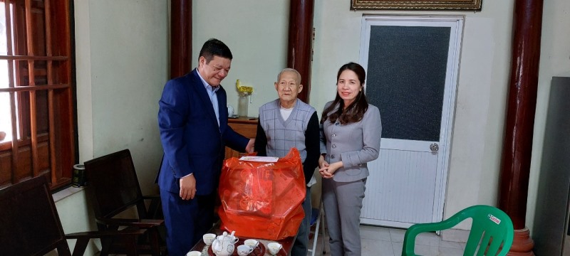 Lãnh đạo Đảng ủy - HĐND - UBND - UB MTTQ phường Việt Hưng thăm, tặng quà nhân dịp Tết Nguyên đán Quý Mão 2023
