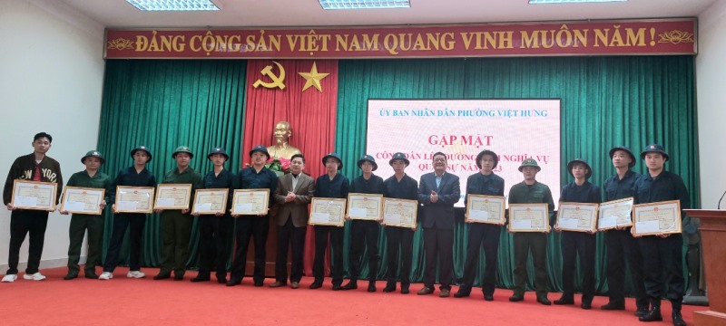 Phường Việt Hưng gặp mặt tân binh lên đường nhập ngũ năm 2023.