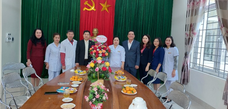 Các đồng chí lãnh đạo phường Việt Hưng thăm, tặng quà ngành Y nhân Ngày Thầy thuốc Việt Nam