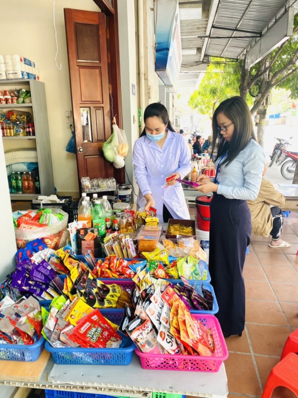 Kiểm tra, ký cam kết an toàn thực phẩm trên địa bàn phường Việt Hưng