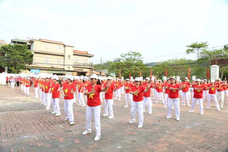 Phường Việt Hưng tổ chức đồng diễn thể thao và Ngày chạy Olympic vì sức khỏe toàn dân.
