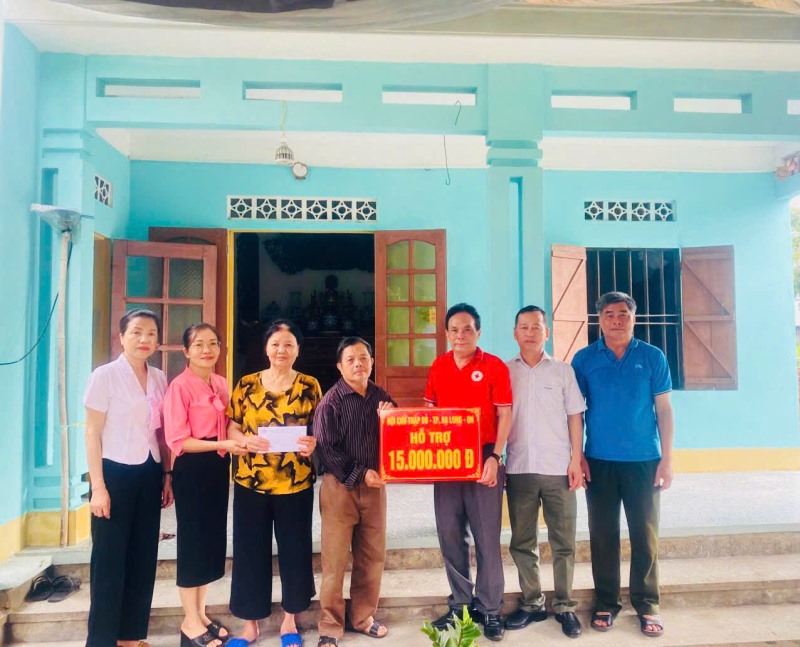 Hỗ trợ kinh phí xây, sửa nhà cho hộ gia đình có hoàn cảnh khó khăn trên địa bàn phường Việt Hưng