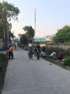 Ra quân tổng dọn vệ sinh môi trường trên địa bàn phường Việt Hưng.
