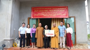 Bàn giao nhà “Đại đoàn kết” cho hộ bảo trợ xã hội tại phường Việt Hưng.