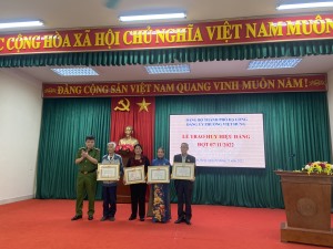 Đảng bộ phường Việt Hưng tổ chức Lễ trao tặng Huy hiệu Đảng đợt 07/11/2022
