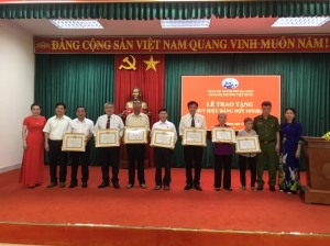 Đảng bộ phường Việt Hưng tổ chức Lễ trao tặng Huy hiệu Đảng đợt 19/5/2023.