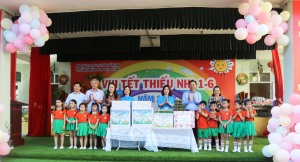 Phó Chủ tịch HĐND tỉnh Lê Văn Ánh thăm, tặng quà các cháu thiếu nhi Trường Mầm non Việt Hưng, TP Hạ Long.