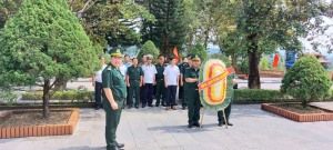UBND phường Việt Hưng dâng hoa, dâng hương tưởng niệm các Anh hùng liệt sĩ tại Khu Di tích lịch sử quốc gia Pò Hèn