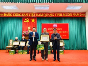 Đảng bộ phường Việt Hưng: trao tặng Huy hiệu Đảng đợt 3/2/2024