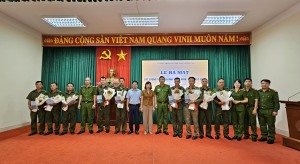 LỄ RA MẮT LỰC LƯỢNG THAM GIA BẢO VỆ AN NINH, TRẬT TỰ Ở CƠ SỞ 