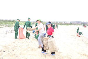 Dọn vệ sinh môi trường vì một “Hạ Long - kiểu mẫu, hiện đại, giàu đẹp, văn minh, nghĩa tình”.