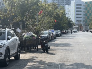 Công nhân vệ sinh môi trường vất vả thu gom rác thải sau Tết Nguyên đán 2024.