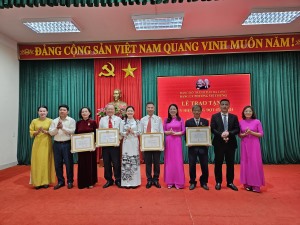 ĐẢNG BỘ PHƯỜNG VIỆT HƯNG TỔ CHỨC LỄ TRAO TẶNG HUY HIỆU ĐẢNG 