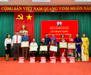 Đảng bộ phường Việt Hưng tổ chức Lễ trao tặng Huy hiệu Đảng đợt 19/5/2024.