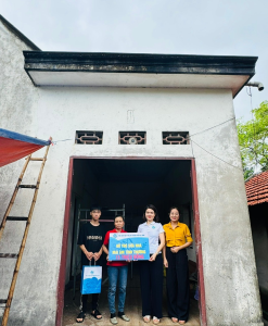 Trao kinh phí sửa chữa nhà Mái ấm tình thương cho hội viên phụ nữ có hoàn cảnh khó khăn phường Việt Hưng, thành phố Hạ Long.