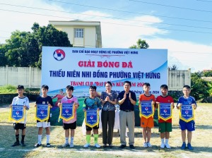 Ban Chỉ đạo hoạt động hè phường Việt Hưng tổ chức giải bóng đá Thiếu niên nhi đồng tranh cúp "Đại đoàn kết" năm 2024