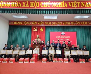 Đảng bộ phường Việt Hưng tổ chức Lễ trao tặng Huy hiệu Đảng đợt 03/02/2025