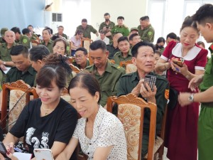LẤY Ý KIẾN VÀO DỰ THẢO NGHỊ QUYẾT SỬA ĐỔI, BỔ SUNG HIẾN PHÁP NĂM 2013 THÔNG QUA ỨNG DỤNG VNeID TẠI PHƯỜNG VIỆT HƯNG, HẠ LONG