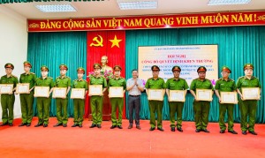Khen thưởng các tập thể, cá nhân có thành tích đột xuất trong truy xét, bắt giữ đối tượng cướp giật tài sản 