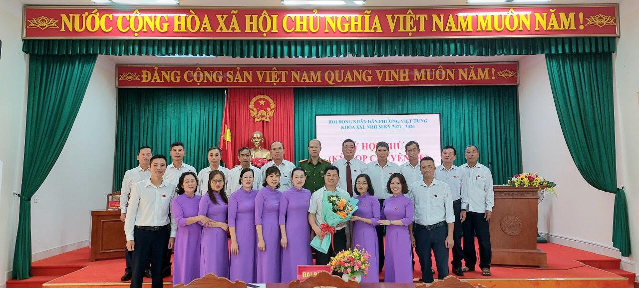 Đại biểu HĐND phường tặng hoa chúc mừng đồng chí Đỗ Mạnh Chung